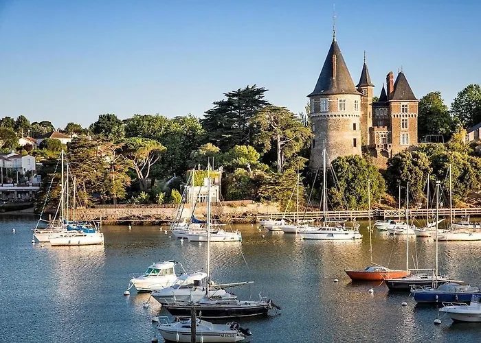 Maison Avec Fauteuil Suspendu Et Lit De Jour Pres De La En Vendee Буэн