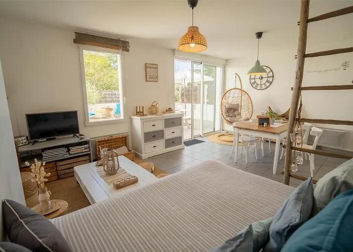 Maison Avec Fauteuil Suspendu Et Lit De Jour Pres De La En Vendee Дом отдыха